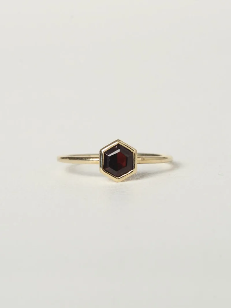 Hester Ring | 9k Gold (Garnet)