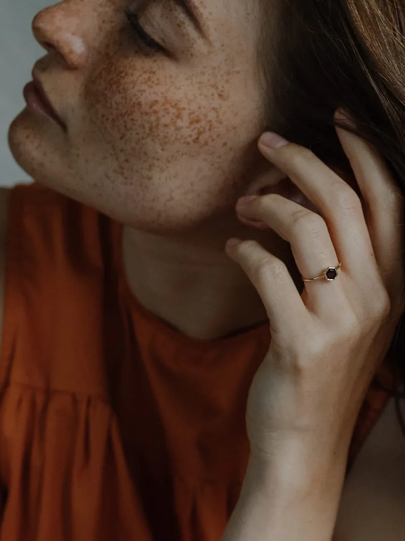 Hester Ring | 9k Gold (Garnet)