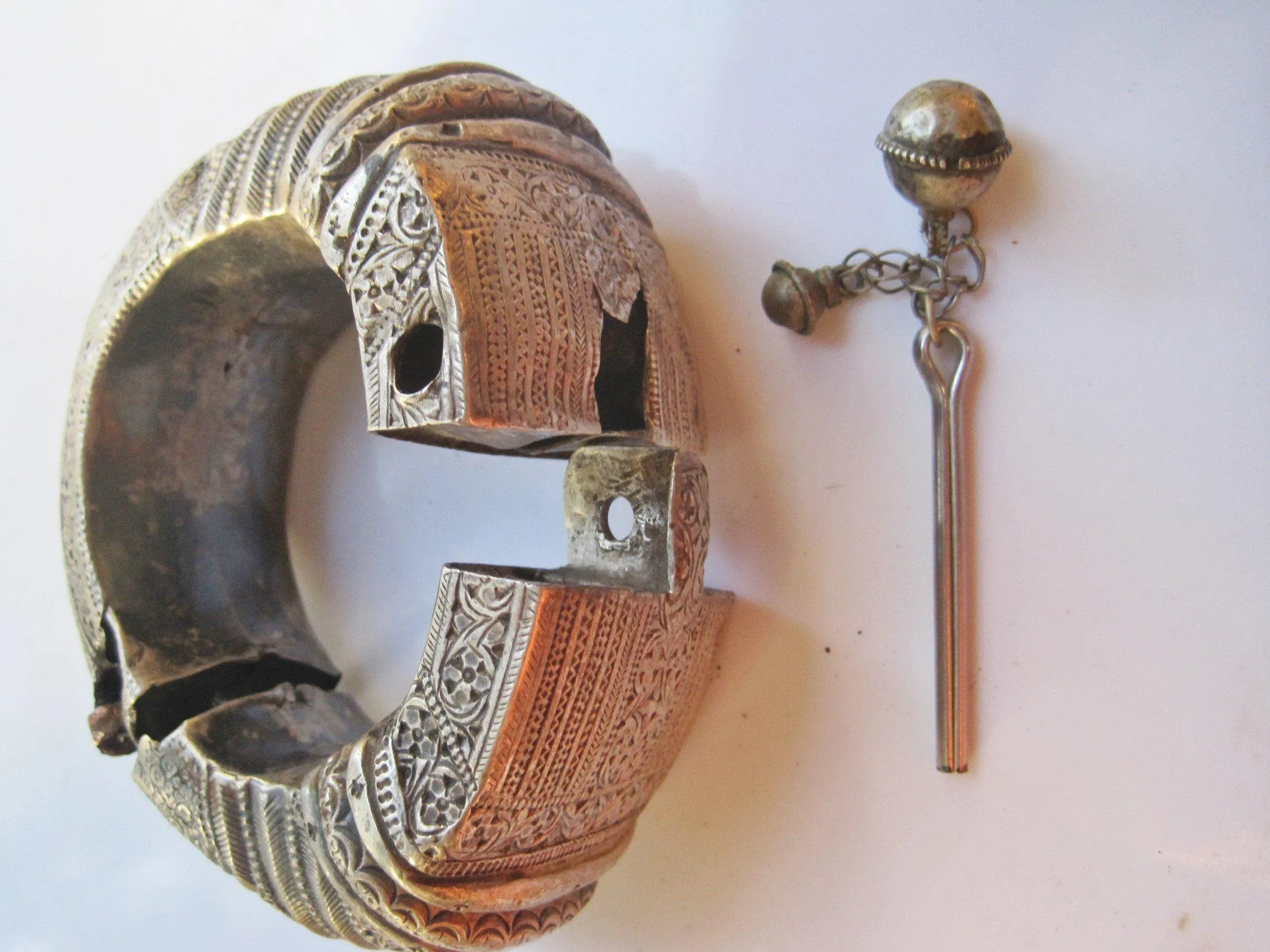 Vintage Silver Omani Rigid Foot Bracelet from Nizwa Oman with Defects